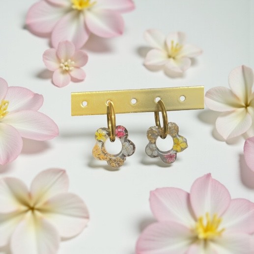 Fleurs jaunes, roses et blanches