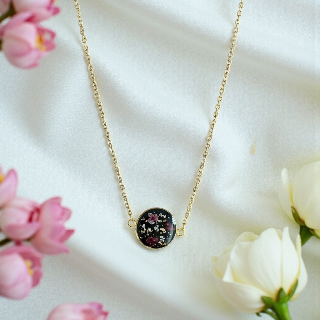 Pendentif fond noir , fleurs rouges , feuilles d'or