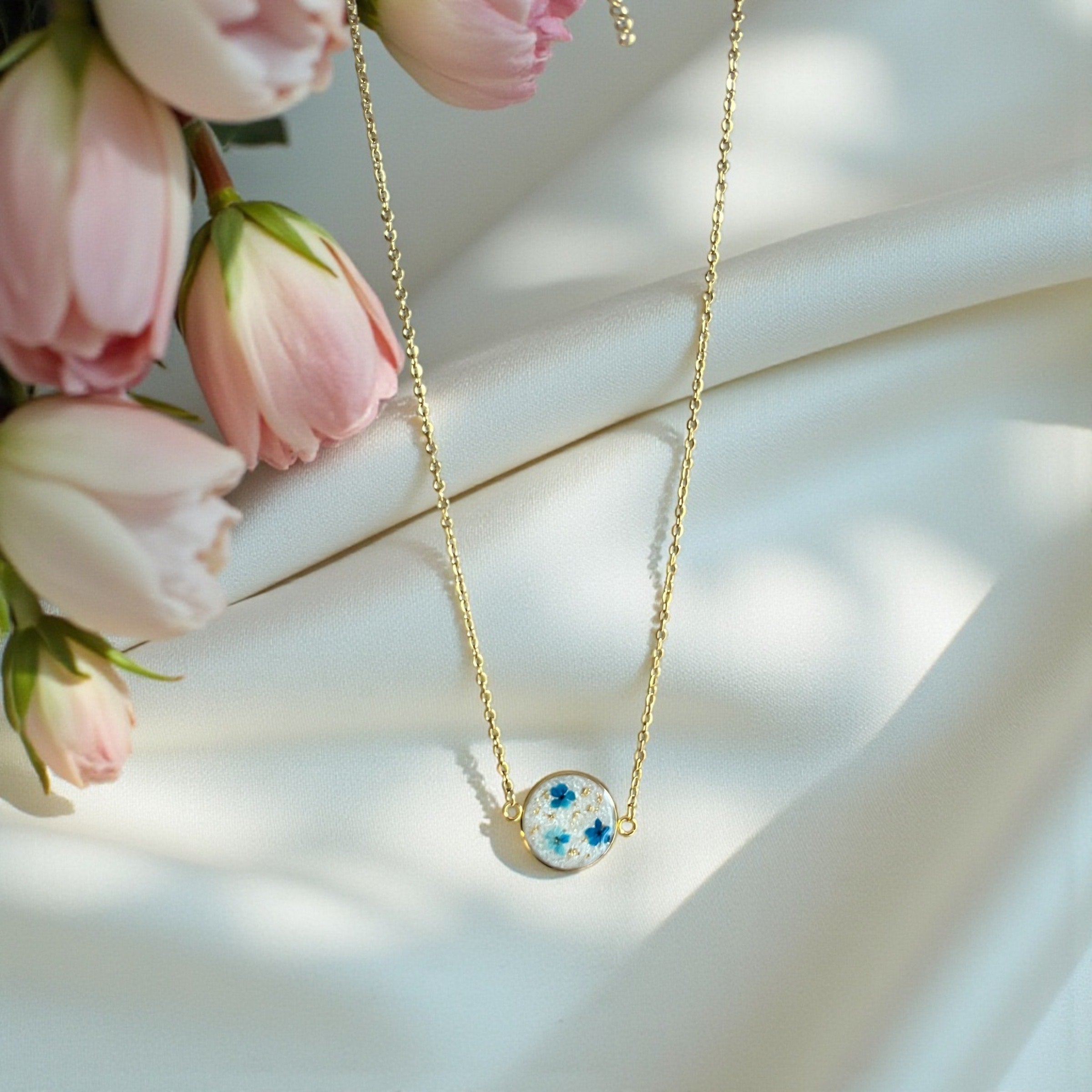 Pendentif fond blanc fleurs bleues