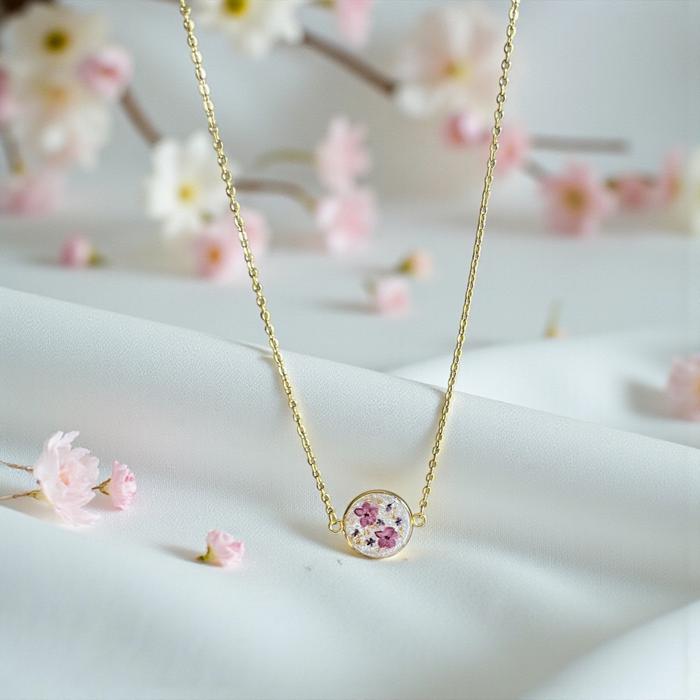 pendentif fond blanc et fleurs violettes