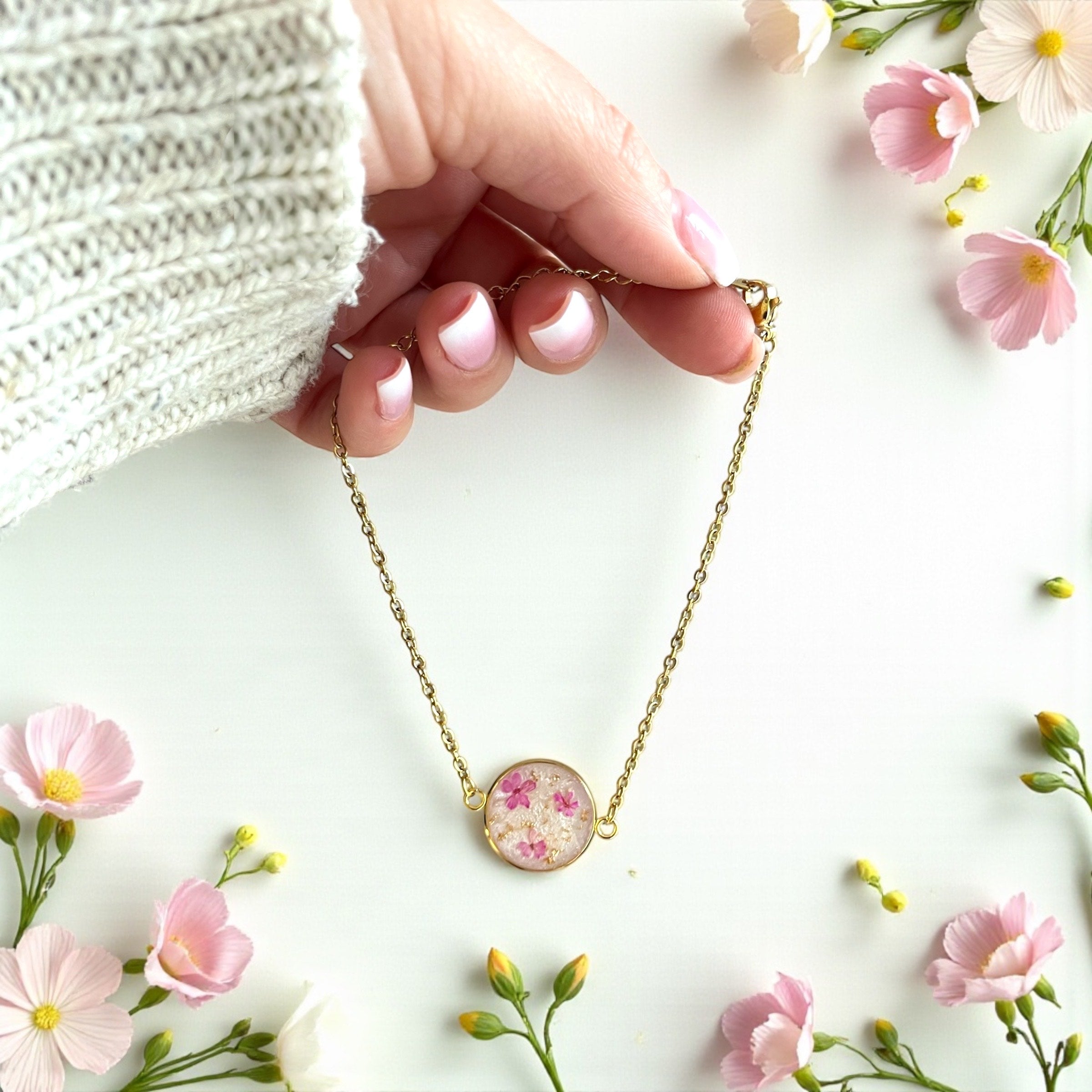 Pendentif fond blanc, fleurs roses